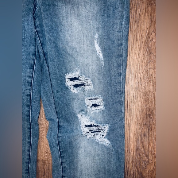 Maurices Woman’s Denim High Rise Distressed Skinny Jeans Size Medium - Picture 3 of 9